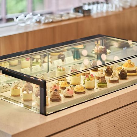 Hotel Royal Chiao Hsi Jiaoxi Eksteriør bilde A pastry display case