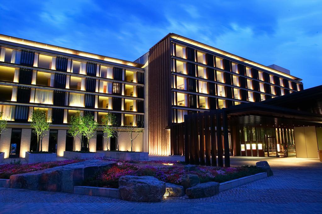 Hotel Royal Chiao Hsi Jiaoxi Eksteriør bilde The hotel at night